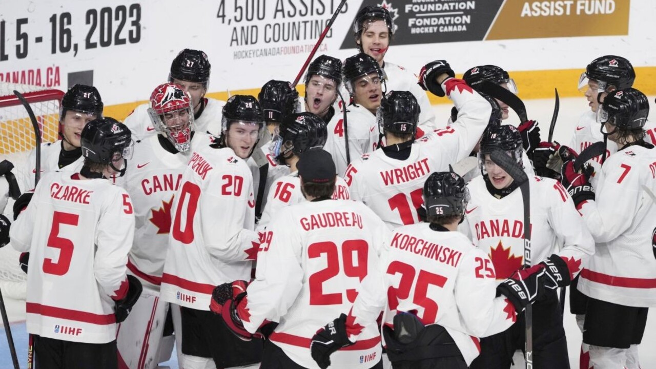 Kanada zdolala na juniorskom šampionáte USA. Obhajcovia titulu si vo finále zahrajú s Českom