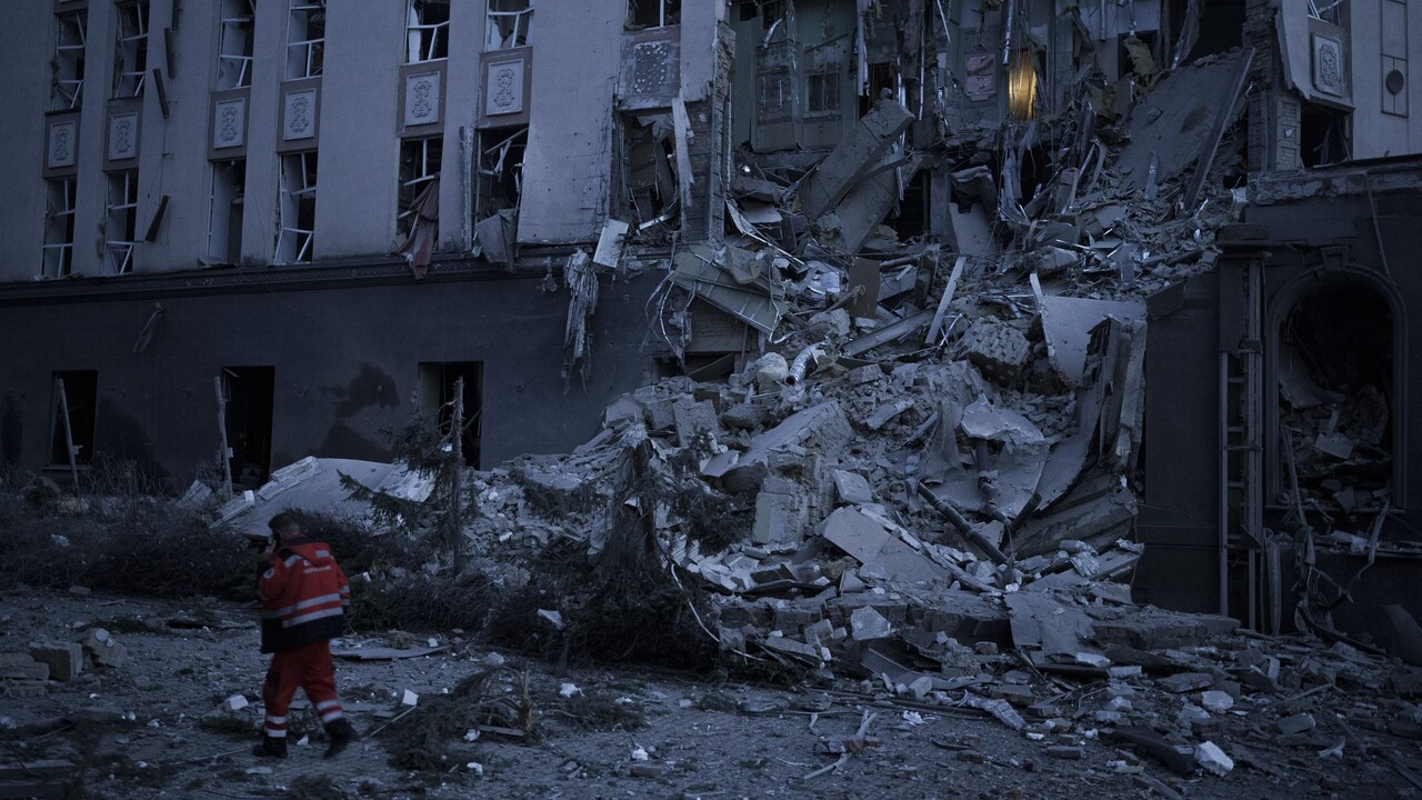 Ukrajinská ekonomika minulý rok klesla o zhruba 30 percent. Ide o miernejší pád, než sa očakávalo