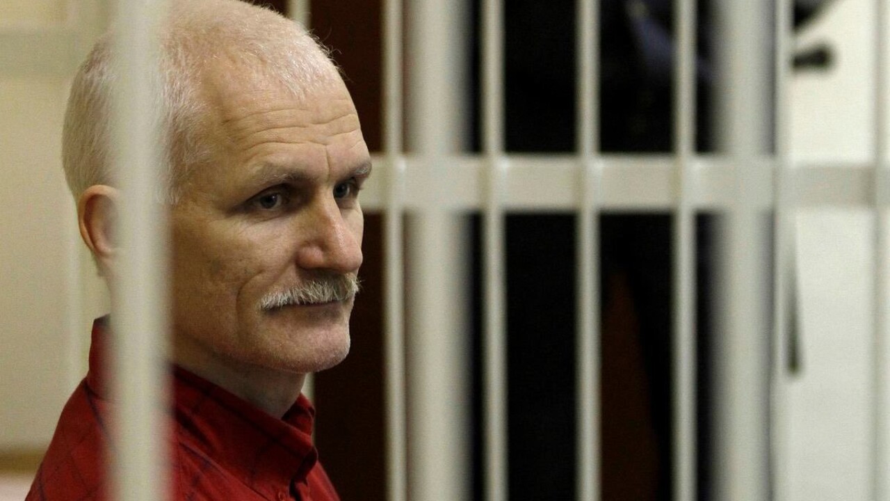 V Minsku začal súd s laureátom Nobelovej ceny Alesom Biaľackim, hrozí mu až 12 rokov väzenia