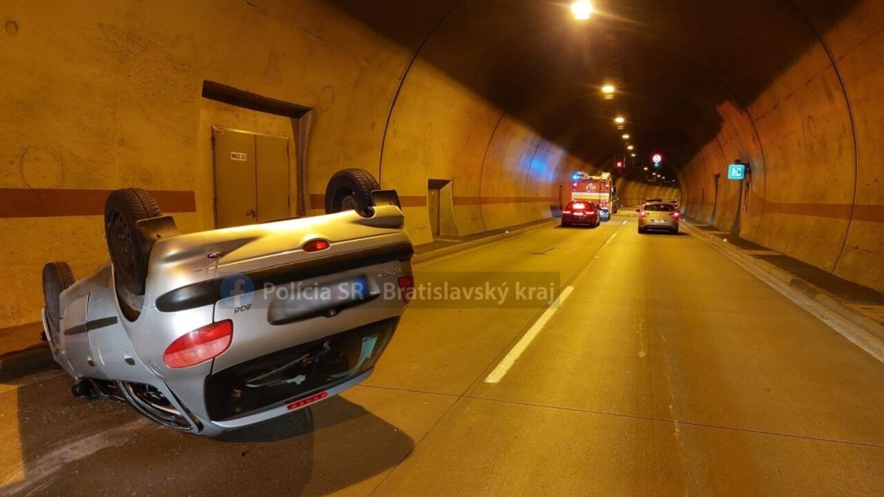 V tuneli Sitina skončilo auto prevrátené na streche