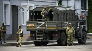 Ukrajina uvádza, že na základni pri Kryme zranila až 100 ruských vojakov