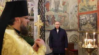 Putin zostal na Vianoce v Moskve, v kremeľskom chráme mu spravili súkromnú omšu