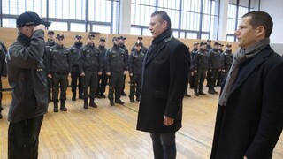 Slovensko vyslalo na maďarsko-srbskú hranicu takmer 40 policajtov. Vyprevadili ich Mikulec s Hamranom