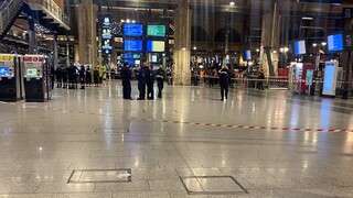 Na stanici Gare du Nord v Paríži útočník pobodal niekoľko ľudí. Je postrelený a bojuje o život