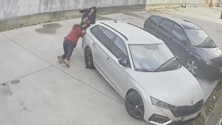 VIDEO: Muž v Nových Zámkoch chcel žene ukradnúť kabelku. Nepustila ju, tak ju kopol a ušiel