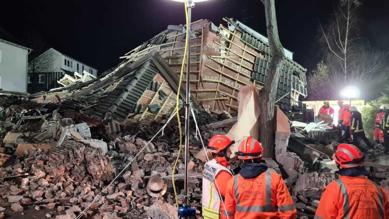 V Nemecku sa po výbuchu zrútil bytový dom. Záchranári našli v troskách telo nezvestnej ženy