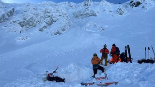 Tri lavíny za jeden deň. V Nízkych a Západných Tatrách zasahovali horskí záchranári