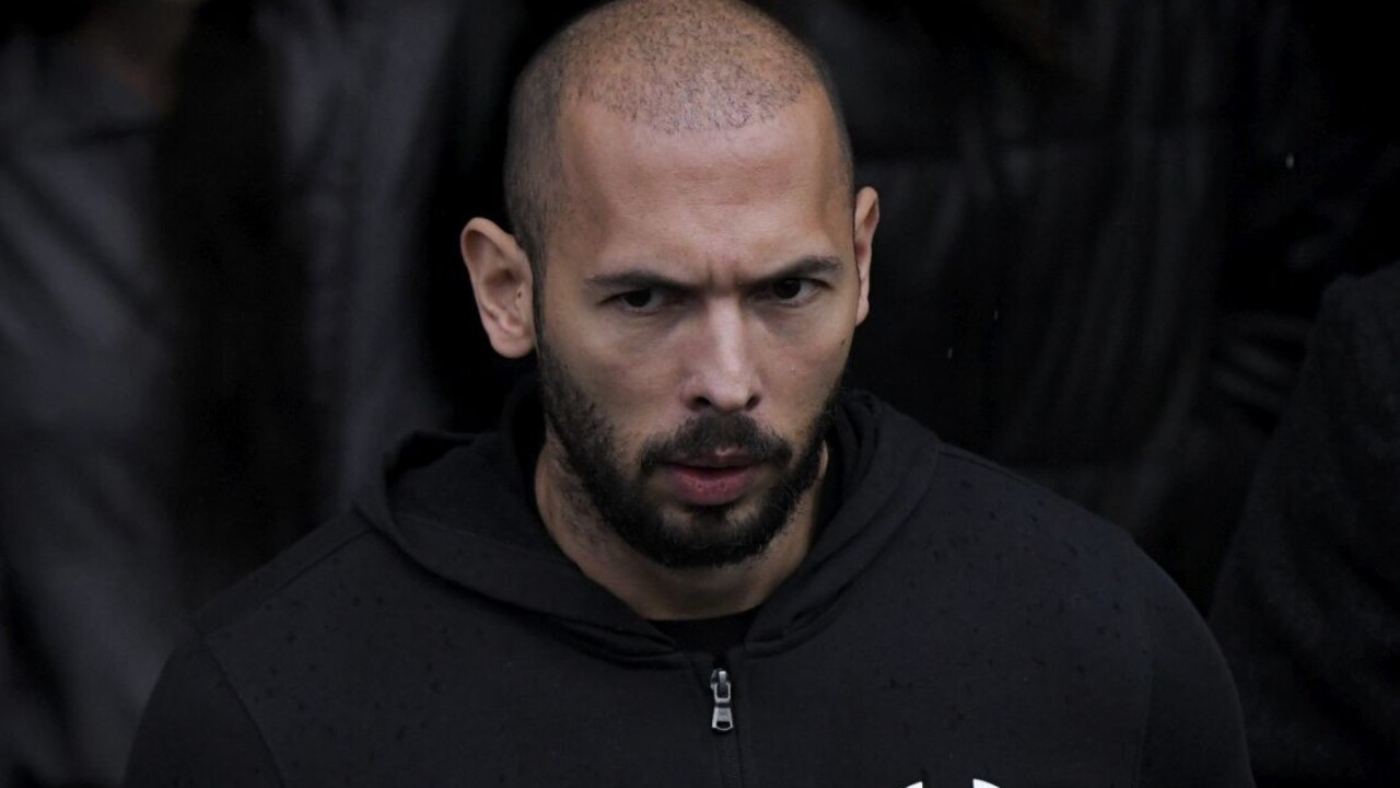 Rumunské úrady v súvislosti s prípadom Tatea vykonali ďalšie razie. Influencer naďalej popiera obvinenia