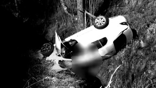V obci Kremnické Bane došlo k tragickej nehode. Vodič neprežil pád auta do 25 metrov hlbokej rokliny
