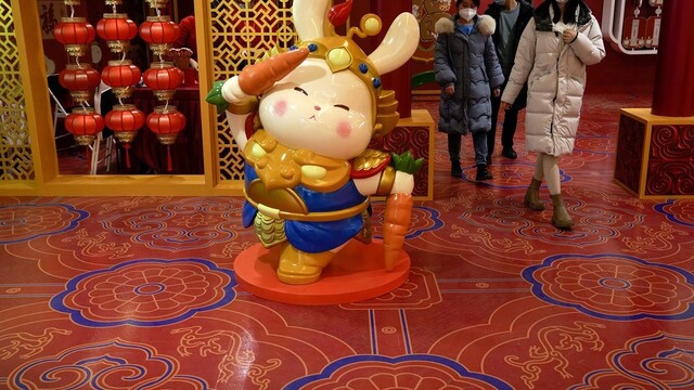FOTO: Prípravy na oslavy čínskeho nového roku vrcholia. Patriť bude zajacovi