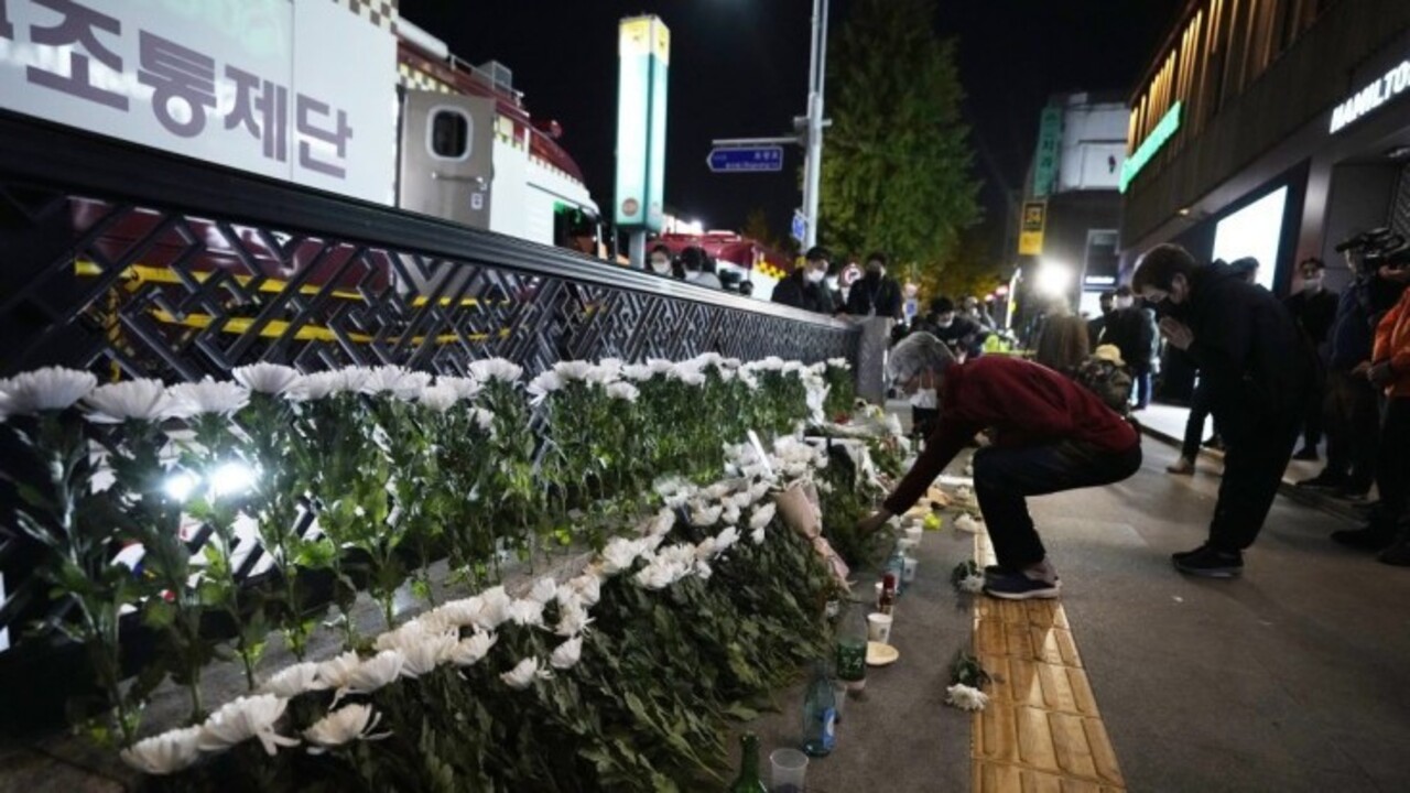Príbuzní obetí tlačenice v Soule chcú spravodlivosť. Vyšetrovatelia obvinili 23 policajtov