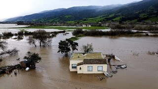 FOTO: Biden vyhlásil v Kalifornii stav katastrofy. Štát devastujú búrky, záplavy a zosuvy pôdy