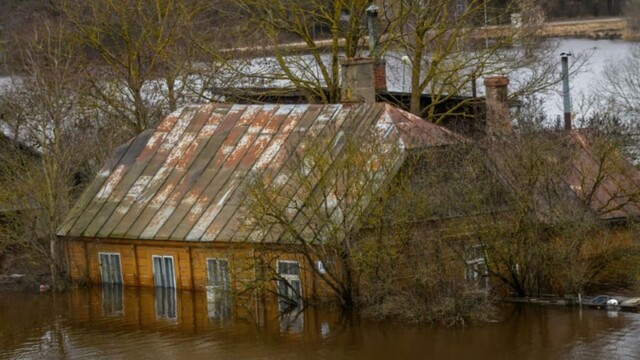 Ľadové bahno a prúdy vody. Lotyšsko zasiahli najhoršie záplavy za uplynulé štyri desaťročia