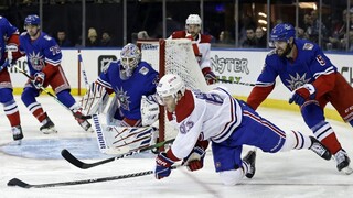 NHL: Slafkovskému pripísali mínusový bod a nedohral zápas, Halák si proti krajanovi nezachytal