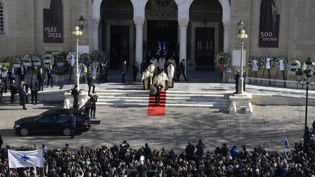 FOTO: Grécko sa rozlúčilo s posledným kráľom. K rakve prúdili davy ľudí