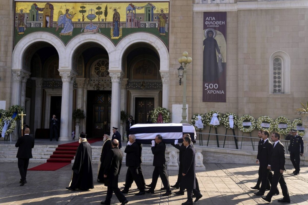 Synovia bývalého gréckeho kráľa Konštantína II kráčajú za rakvou svojho otca