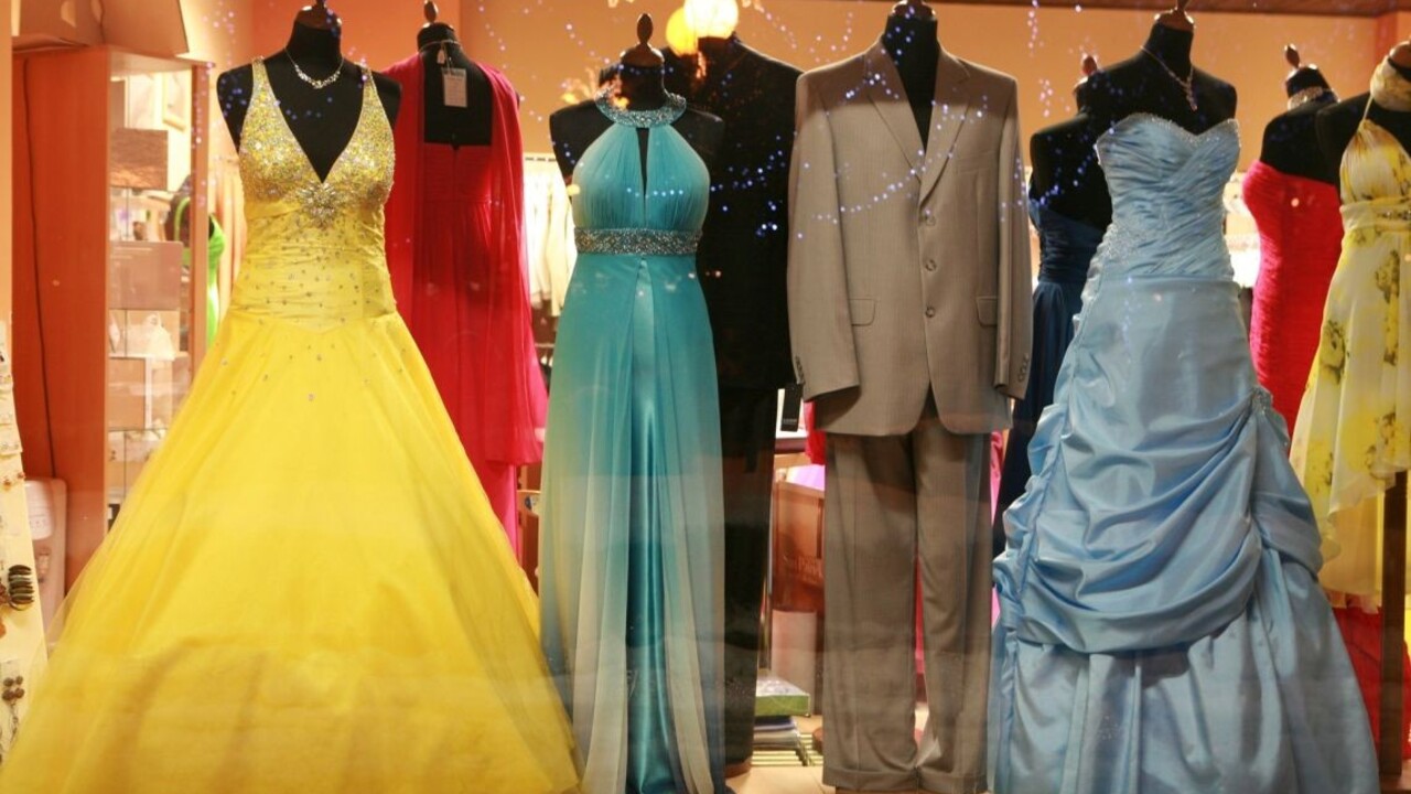 Na ples do kulturáku nemusíte ísť vo fraku, hovorí expert na etiketu. Čo robiť, ak vám spadne príbor?