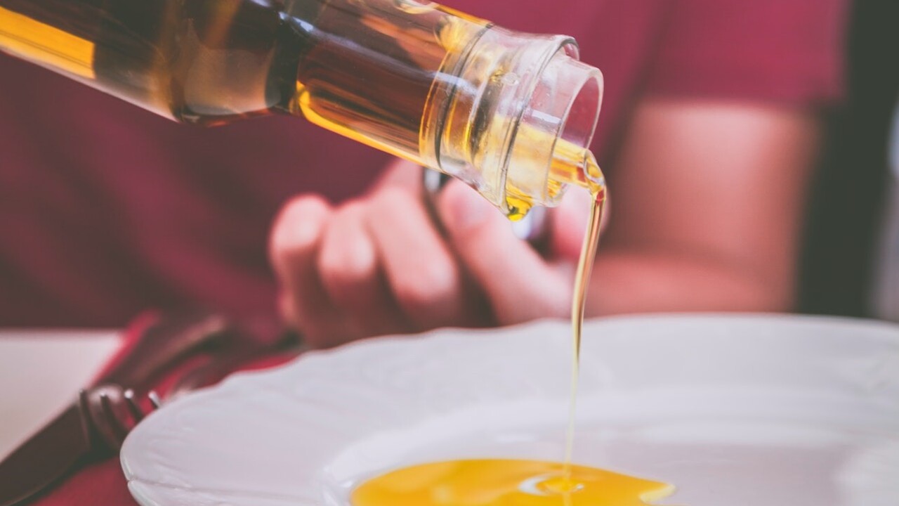 Oživí rôzne povrchy, zbaví tiež škvŕn: Toto všetko dokáže vyčistiť olivový olej