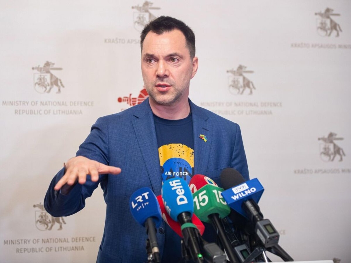 Zelenského poradca Arestovyč odstúpil z funkcie