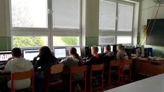 Školy v týchto dňoch dostávajú vysoké faktúry za elektrinu. Vláda im prisľúbila riešenie