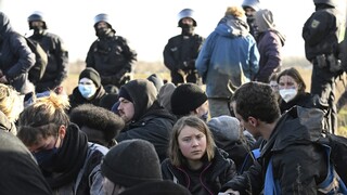 Aktivisti neďaleko nemeckej obce Lützerath pokračovali v protestoch. Policajti použili obušky aj slzný plyn