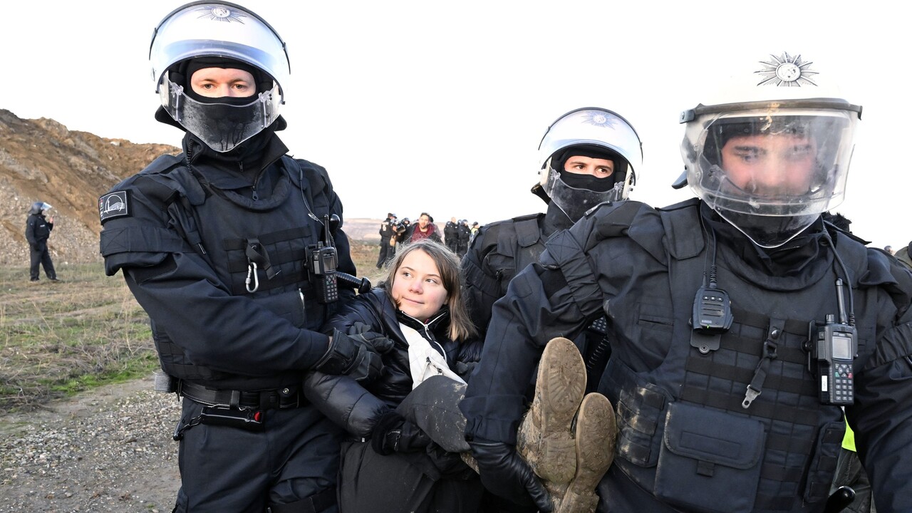 FOTO: Gretu Thunbergovú zadržali nemeckí policajti pri proteste proti ťažbe uhlia