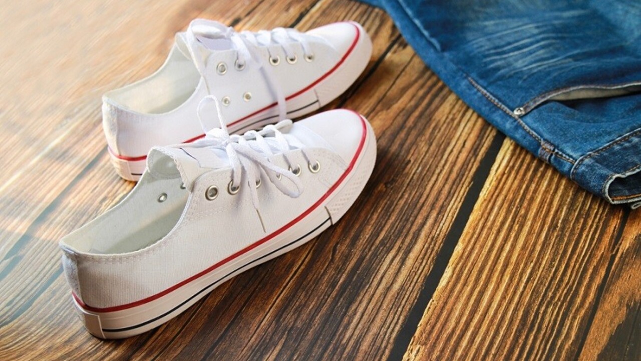 Ako nosiť topánky Converse, aby vyzerali štýlovo?