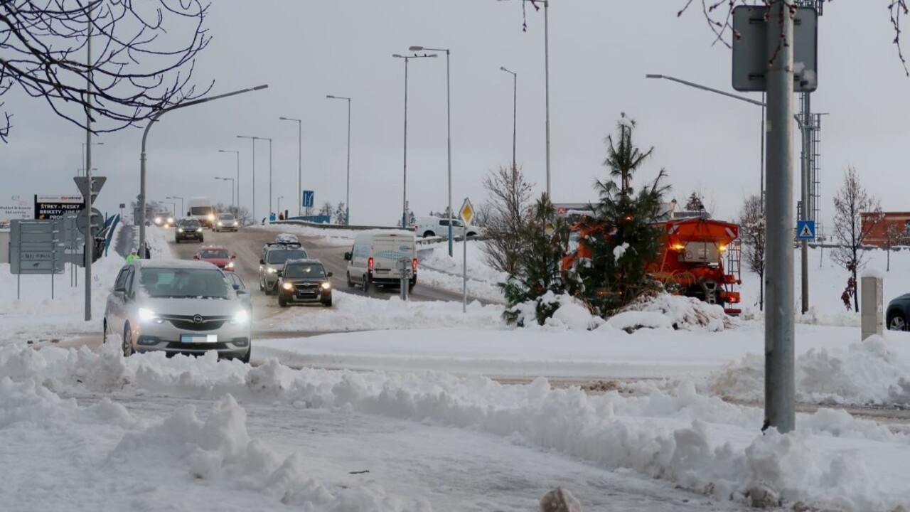 Po hustom snežení sú cesty v Poprade zjazdné, avšak vodiči by mali byť naďalej opatrní