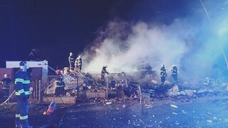 FOTO: Výbuch domu otriasol v noci obcou pri Veľkom Krtíši. O život prišla žena z Moldavska