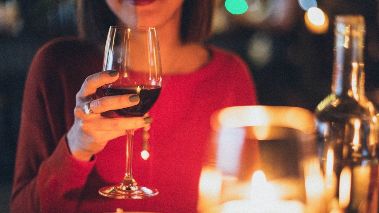 Lepší spánok, pleť aj trávenie: Toto sa deje s telom týždeň po týždni, keď prestanete piť