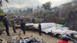 Pád lietadla v Nepále neprežilo 71 cestujúcich. Pátrajú po poslednej nezvestnej osobe