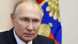 Víťazstvo je nevyhnutné, o tom niet pochýb, vyhlásil Putin v Petrohrade. Vyzdvihol hrdinstvo vojakov