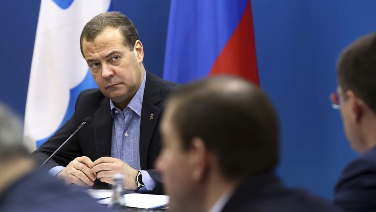 Porážka Ruska na Ukrajine môže vyvolať jadrovú vojnu, varoval NATO bývalý ruský prezident