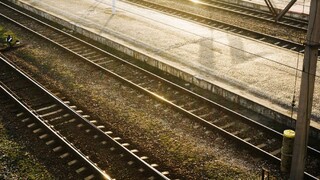Vláda ohrozuje železničný sektor cenami, reštrukturalizácia národného nákladného dopravcu je správna, hovorí výkonný riaditeľ AROS Patrik Benka
