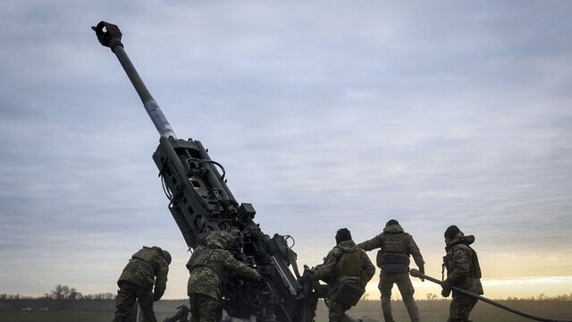 Ukrajinskí vojaci pripravujú na streľbu americkú húfnicu M777