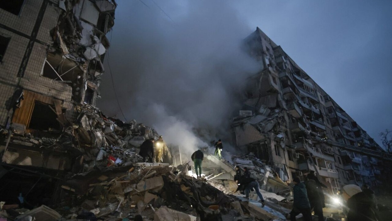 V Rusku začali vznikať pomníky obetí útoku v ukrajinskom Dnipre, ľudia prinášajú hračky a kvety