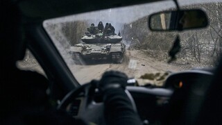 Rusi ďalej útočia, nehľadiac na straty, tvrdia Ukrajinci. Najťažšie boje sa vedú o Bachmut a Marjinku