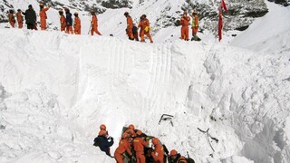 Počet mŕtvych po utorkovej lavíne v Tibete sa zvýšil, čínski záchranári našli ďalšie telá