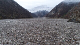 FOTO: Tony plávajúceho odpadu v Bosne. Časť balkánskej rieky Drina sa premenila na skládku