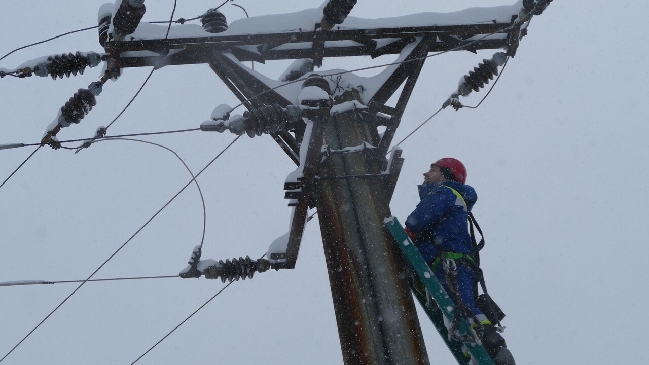 Na strednom Slovensku ostáva bez prúdu takmer 600 odberných miest. Ide o obce na pomedzí okresov Detva a Brezno