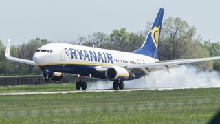 Lietadlo Ryanairu sprevádzali stíhačky, neznámy páchateľ nahlásil bombu na palube
