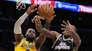 NBA: Lakers v mestskom derby prehrali, nepomohlo ani 46 bodov hviezdneho LeBrona Jamesa
