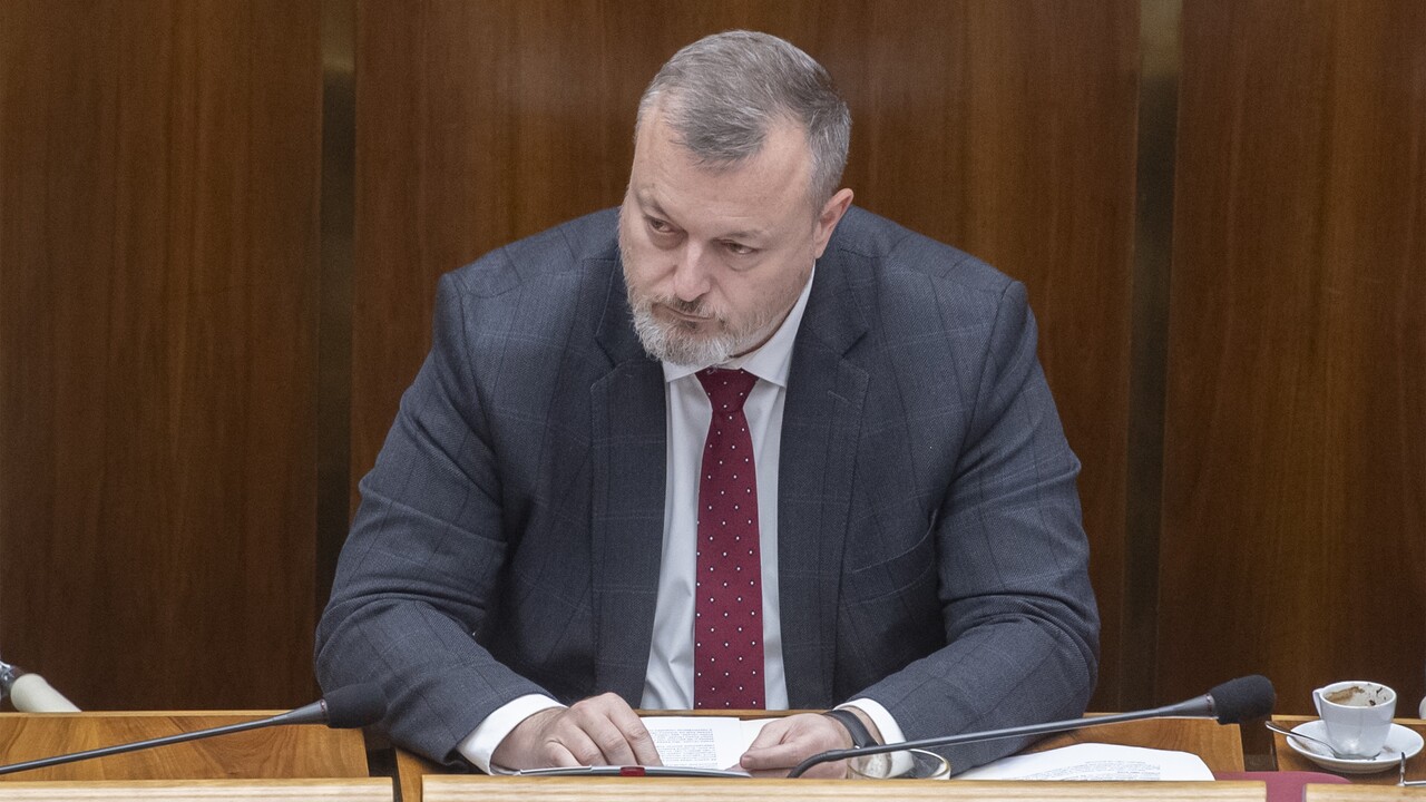 Politici reagujú na novelu ústavy zmiešane. Krajniak ju považuje za rozumné riešenie, Budaj za prehru