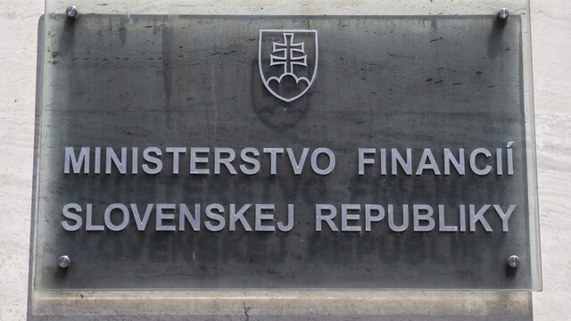 Ministerstvo financií bude tento rok viazať tri percentá výdavkov a pripravovať vyrovnaný rozpočet