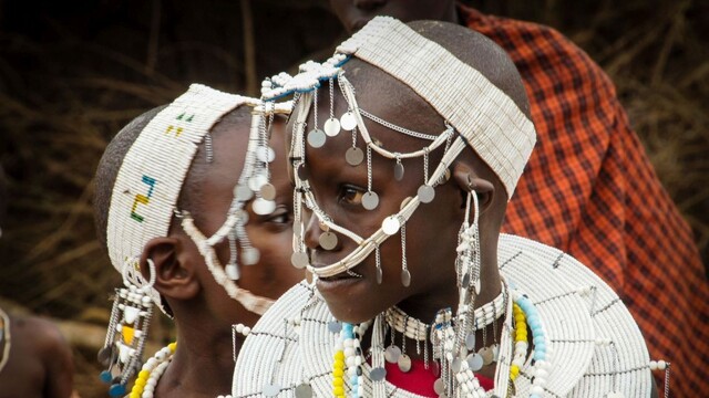 Mladé dievčatá v Tanzánii v deň ich obriezky