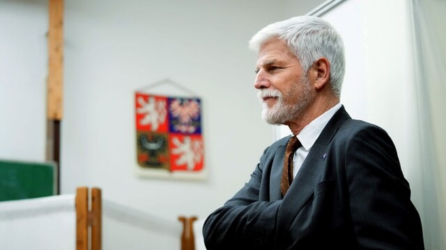 Petr Pavel vo volebnej miestnosti