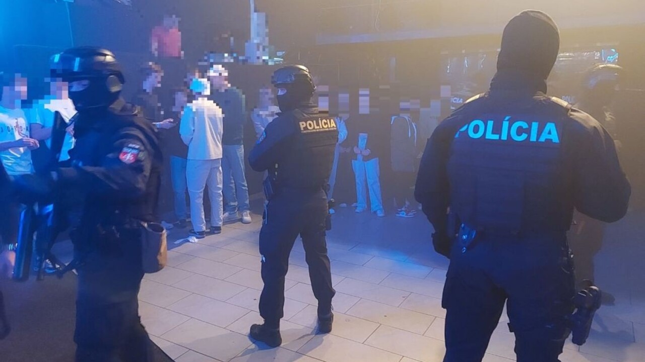 FOTO: Polícia našla v holíčskom podniku 25 opitých detí. Najmladším bol 15-ročný chlapec