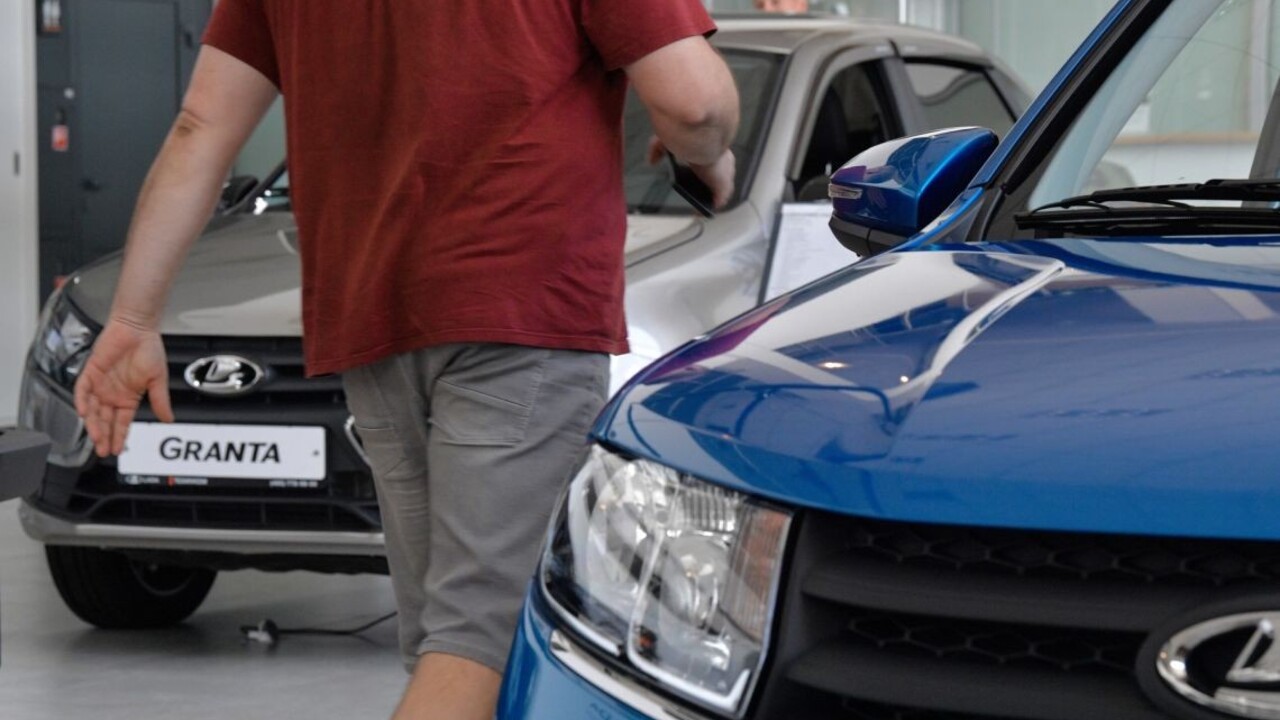 Ruská automobilka zápasí s nedostatkom materiálov pre lakovňu. Lady sú dostupné len v troch farbách