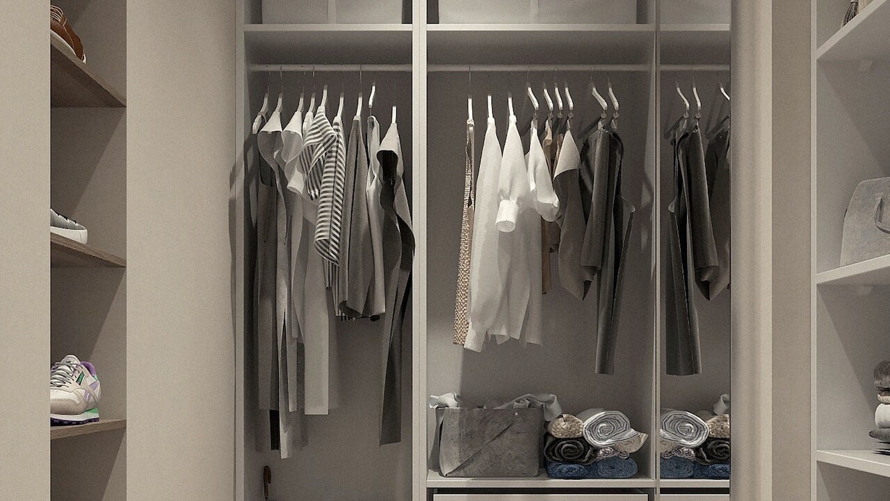 Zamerané na vešiaky: Pomocou týchto rád ušetríte miesto v skrini a oblečenie nezničíte