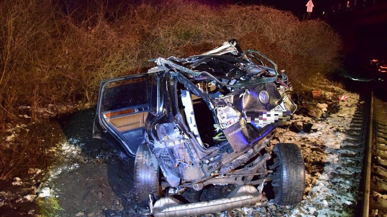 Vodič nezvládol riadenie a ušiel z miesta nehody, následne do auta narazil vlak